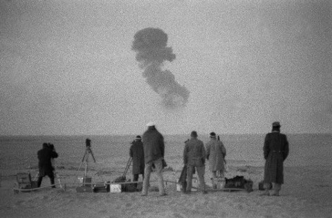 Photo prise le 25 décembre 1961 près de Reggane, dans le sud algérien, où fut expérimentée la première bombe atomique française - AFP