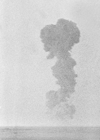 Photo montrant la fumée d'un essai nucléaire à Reggane dans le désert du Sahara en février 1960 - AFP