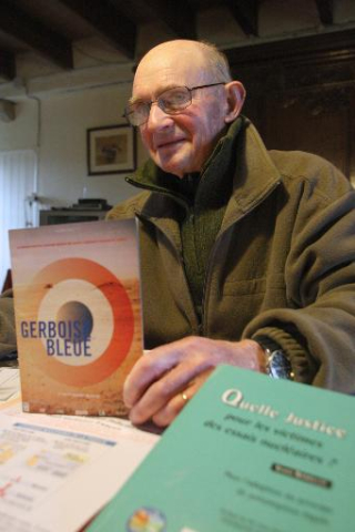 Auguste Ribet présente le 2 février 2010 à son domicile au Valdécie, l'affiche du documentaire de l'Algérien Djamel Ouahab, La gerboise bleue, sur les irradiés des essais nucléaires français en Algérie, sorti en 2009 - AFP