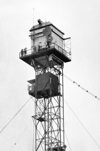 Une des tours d'où ont eu lieu les premiers essais nucléaires français à Reggane au Sahara algérien, photographiée le 27 décembre 1960 - AFP
