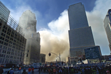 Sur cette photo prise le 12 septembre 2001, de la fumée s'échappe du World Trade Center à New York après les attentats du 11 septembre. Timothy A.Clary – AFP