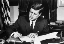 Le président John Fitzgerald Kennedy signe l'ordre de blocus naval de Cuba, le 23 octobre 1962 à la Maison Blanche