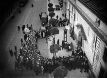 La foule attend l'exécution d'Eugen Weidmann (Eugène Weidmann) le 17 juin 1939, à Versailles, devant la prison Saint-Pierre. - AFP