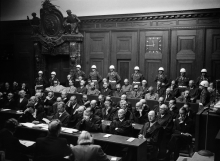 Photo prise vers 1946, montrant le banc des accusés au Tribunal militaire international (TMI) de Nuremberg, où les dirigeants nazis du Troisième Reich étaient jugés pour crimes de guerre pendant la Seconde Guerre mondiale. - AFP