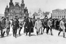 Vladimir Ilitch Oulianov (1870-1924), dit Lénine (au centre), entouré de commandants militaires soviétiques, le 25 mai 1919, sur la Place Rouge de Moscou. - AFP