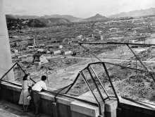 Photo prise en 1948, montrant une vue de la ville dévastée d'Hiroshima au Japon, trois ans après le largage de la première bombe atomique sur une ville. - AFP