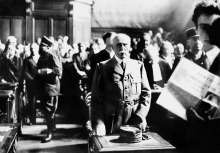 Le Maréchal Philippe Pétain se tient devant la Haute Cour de justice de Paris lors de son procès pour intelligence avec l'ennemi à l'issue duquel il sera condamné à mort, le 15 août 1945, à l'âge de 89 ans. - AFP