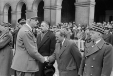 Le président Charles de Gaulle salue le physicien et haut commissaire du CEA Francis Perrin dans la cour d'honneur des Invalides à Paris le 10 mars 1960 - AFP