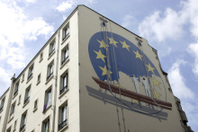 Une peinture en trompe-l'oeil représente des ouvriers peignant un drapeau européen, sur un pignon d'immeuble parisien, le 16 juin 2005. Les dirigeants de l'Union européenne, ébranlés par le rejet de la Constitution en France et aux Pays-Bas, se retrouvent ce jour à Bruxelles pour un sommet de crise qui risque de tourner à la querelle de boutiquiers sur le budget européen des années 2007-2013. JOEL SAGET- AFP