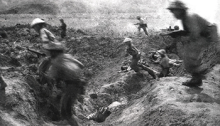 Cette photo prise le 14 avril 1954 montre des soldats viêt-minh, prenant d'assaut les positions françaises à l'aéroport de Muong Thanh, sur le champ de bataille de Diên Biên Phû. AFP-VNA