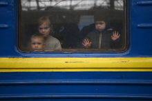 Des enfants regardant à travers la fenêtre d'un train au départ de Lviv, Ukraine le 3 mars 2022 Daniel LEAL - AFP