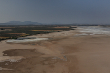 Cette photographie prise le 29 juin 2023 montre une vue aérienne du lac Fuente de Piedra, à quelque 70 kilomètres de Malaga. La plus grande réserve naturelle d'Andalousie, Fuente de Piedra, accueille habituellement chaque année des milliers de couples de flamants roses, qui ont été absents cette année en raison de la sécheresse. JORGE GUERRERO - AFP