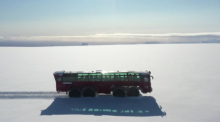 Islande : à bord du bus géant qui chevauche un glacier menacé