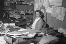 Anna Kipper, première femme chef de poste de l'AFP dans le monde, dans son bureau à Bogota dans les années 1970 .El Tiempo)