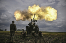 Un artilleur ukrainien tire  sur les positions Russe à l'aide d'un canon Caesar le 15 juin 2022 dans, le Dombass Messinis -AFP -Aris 