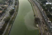 Vue aérienne de la pollution par les algues - Carlos FABAL / AFP