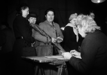 Les femmes votent pour la première fois lors du premier tour des élections municipales le 29 avril 1945. AFP