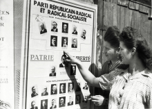 Les femmes votent pour la première fois lors du premier tour des élections municipales le 29 avril 1945. AFP