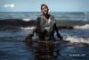 Octobre 2019 : au Brésil, à Itapuama, le désarroi du jeune Everton Miguel dos Anjos, 13 ans, émergeant de cette eau noirâtre recouvert de pétrole. LEO MALAFAIA / AFP